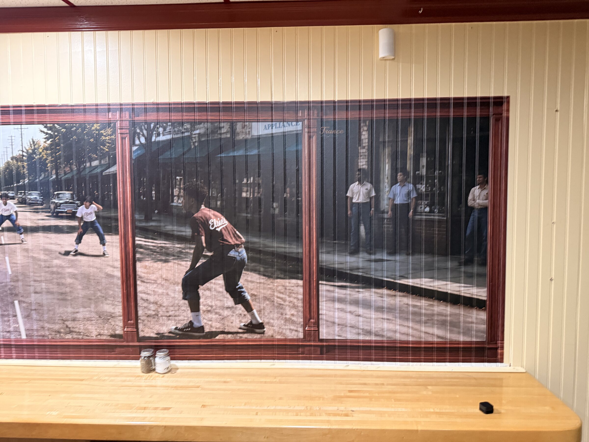 Right panel detail showing storefront illusion
